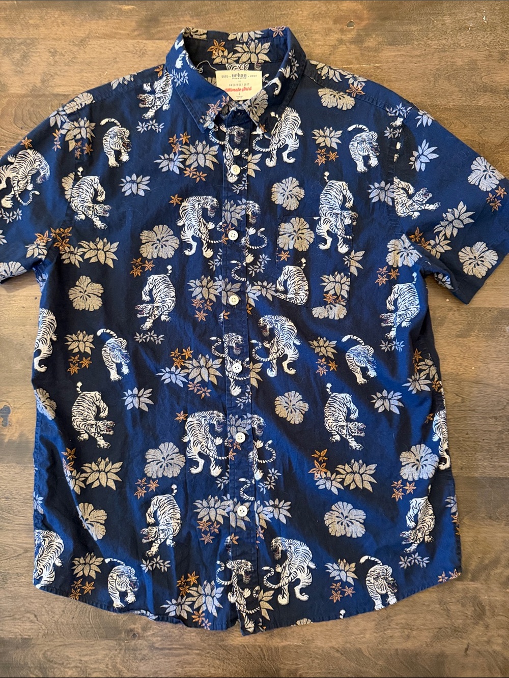 Men's Navy Short-Sleeve Tiger Print Button-Up Shirt Men’s L 100% cotton Hawaiian